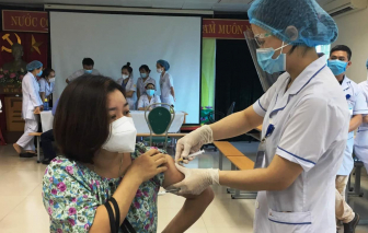 600 công nhân môi trường tỉnh Bắc Ninh tiêm vắc-xin phòng COVID-19