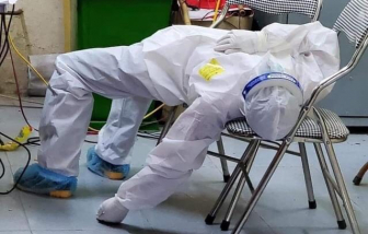 Thứ trưởng Bộ Y tế: Nhiều sinh viên lấy mẫu xét nghiệm bị ngất vì thời tiết nóng