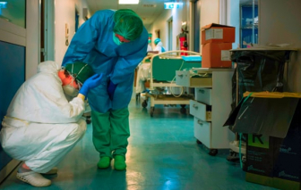 COVID-19 đã cướp đi 115.000 nhân viên y tế trên toàn cầu