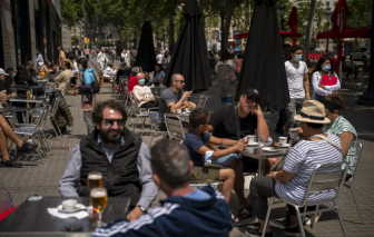 Châu Âu ghi nhận số ca mắc COVID-19 giảm mạnh