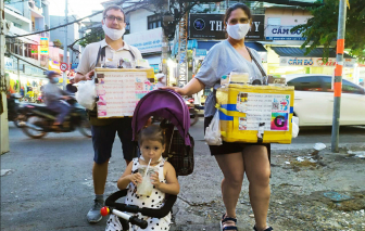 Người ngoại quốc khá giả cũng vất vả mưu sinh