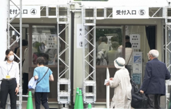 Nhật Bản đẩy nhanh hoạt động của hai siêu trung tâm tiêm chủng giữa tâm dịch