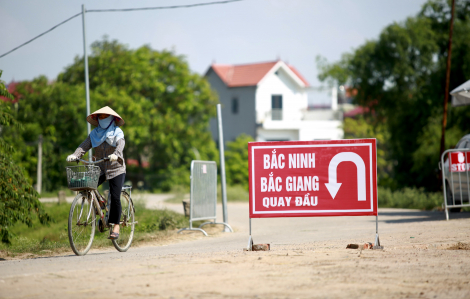 Người dân Hà Nội "đội nắng" ngăn dịch từ Bắc Giang, Bắc Ninh