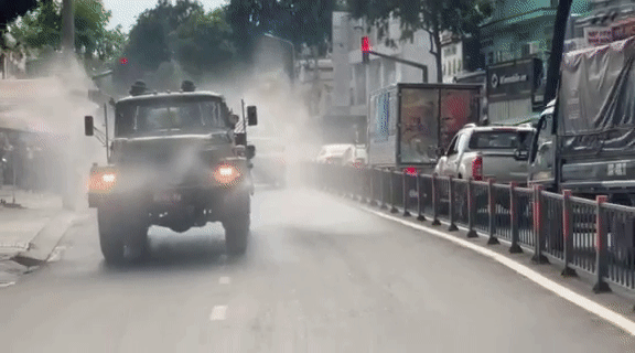 Xe đặc chủng đang tiến vào quận Gò Vấp phun hóa chất tiêu độc khử trùng