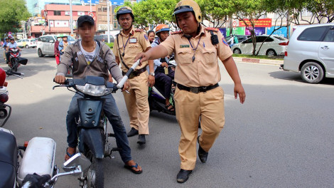 CSGT TPHCM bắt đầu xử phạt người tham gia giao thông không đeo khẩu trang