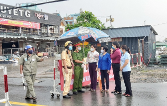 Hội LHPN TPHCM thăm các lực lượng làm nhiệm vụ tại các điểm cách ly quận Gò Vấp và 12