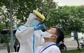 Lấy mẫu xét nghiệm tầm soát COVID-19 tại Khu chế xuất Tân Thuận