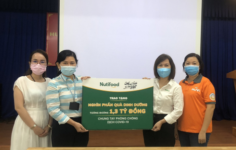 Nutifood và Ông Bầu trao tặng sản phẩm dinh dưỡng trị giá 1,3 tỷ đồng cho cán bộ nhân viên ngành y tế TPHCM tham gia chống dịch