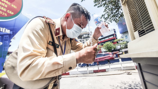 Hà Nội nắng đỉnh điểm, người dân dội nước chống nóng