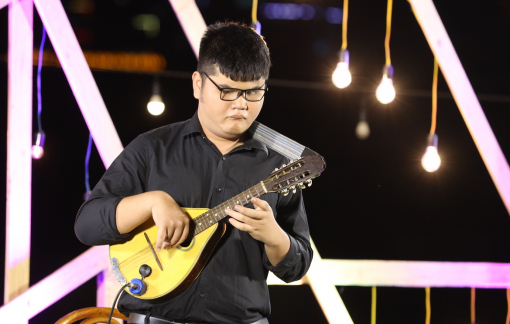 Chàng trai khiếm thị chơi 18 loại nhạc cụ: Đời chỉ một lần, phải sống thật vui
