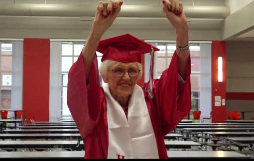 Cụ bà 94 tuổi tốt nghiệp trung học sau 79 năm chờ đợi