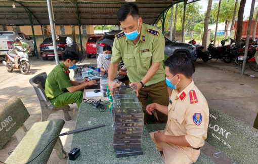 Bắt giữ 30 bao tải điện thoại iPhone, Samsung... nghi nhập lậu