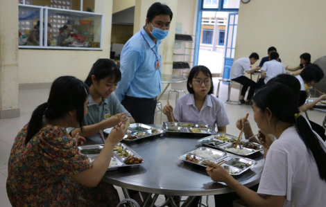 Thừa Thiên - Huế: Ấm áp những suất cơm miễn phí tại điểm thi đặc biệt