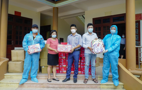 Vinamilk và Quỹ sữa Vươn cao Việt Nam trao quà cho trẻ em đang cách ly do dịch bệnh tại Điện Biên