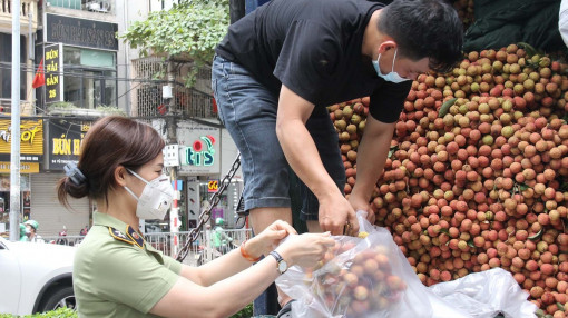 Mua vải thiều qua sàn thương mại điện tử rẻ bằng nửa tại chợ?