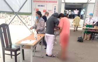 Đang đứng khai báo y tế, thai phụ "đẻ rơi" ngay tại sân bệnh viện