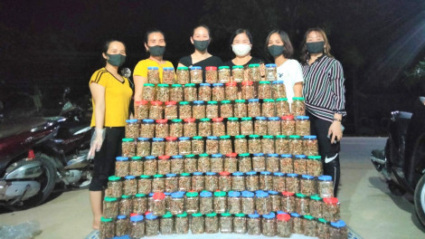 Người dân Nghệ An mổ heo làm chà bông, xúc xích gửi ra tâm dịch Bắc Ninh