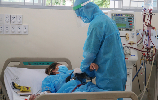 TPHCM: Đưa người suy thận ở điểm "nóng" giám sát COVID-19 về bệnh viện chạy thận