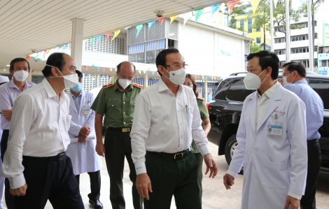 Bí thư Thành ủy Nguyễn Văn Nên đến bệnh viện thăm hỏi chiến sĩ công an bị COVID-19