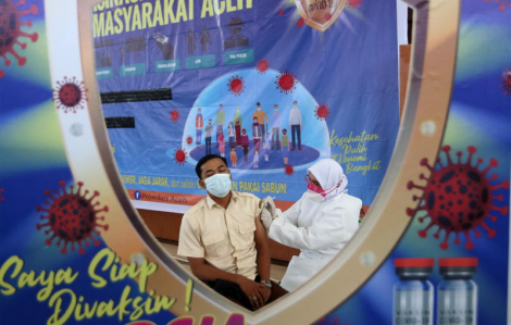 Indonesia, Malaysia chạy đua tiêm chủng khi số ca mắc COVID-19 tăng đột biến