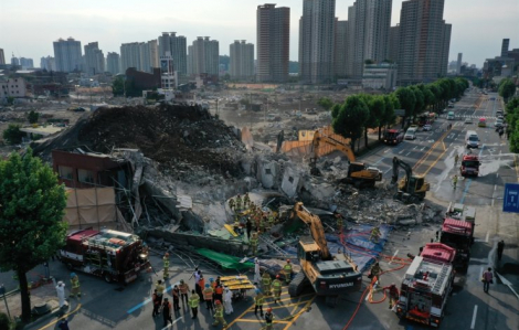 Tòa nhà đổ sập lên xe buýt đang dừng ở Hàn Quốc, ít nhất 9 người thiệt mạng