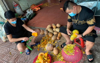 Những ông chồng "lười nấu cơm nhà" lăn xả nấu ăn, giao cơm cho tuyến đầu chống dịch