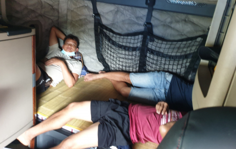 5 người từ TPHCM trốn trong cabin xe container ra Bắc