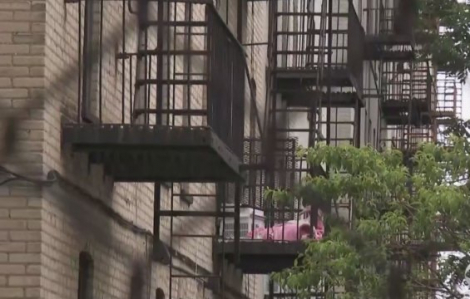 Mỹ: Mẹ ném hai con nhỏ qua cửa sổ rồi tự nhảy xuống từ tầng 2