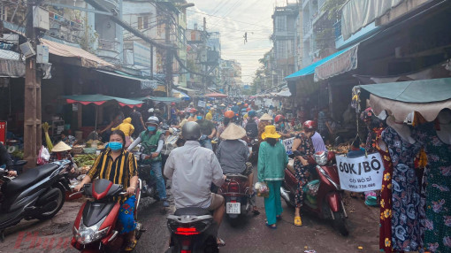 Chợ đông nghịt người trước Tết Đoan ngọ