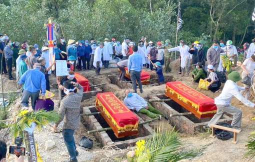 Cháy phòng trà làm 6 người chết: Quặn thắt cảnh cha già gục ngã bên 4 cỗ quan tài