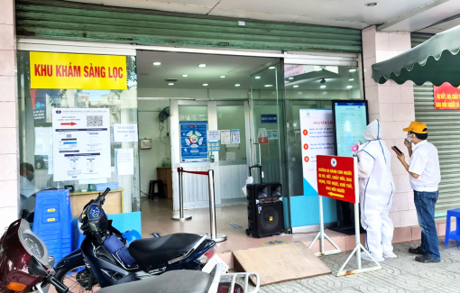 Người ho sốt đến bệnh viện được khám ra sao?