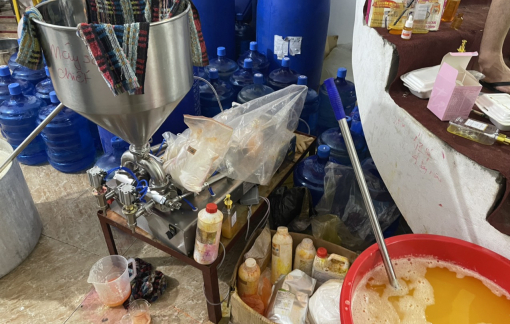 Phát hiện cơ sở dùng xô chậu pha trộn hóa chất thành... mỹ phẩm Hàn Quốc, Pháp