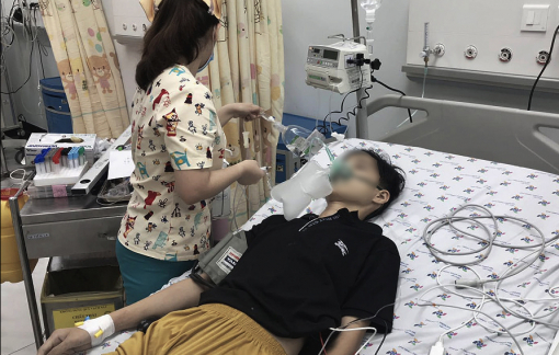 Uống thuốc diệt cỏ, toàn thân thiếu niên 15 tuổi "chuyển màu" xanh tím