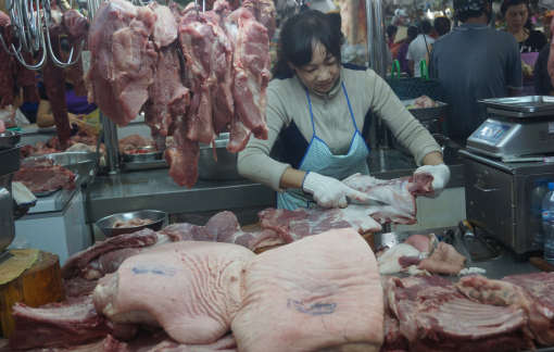 Heo hơi giảm gần 40.000 đồng/kg, giá heo bán lẻ vẫn cao ngất ngưởng