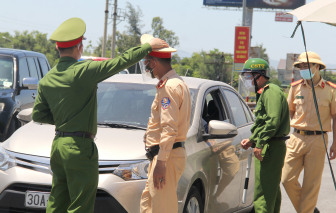 Phơi mình ở cửa ngõ, gác chốt kiểm soát trong cái nắng bỏng rát