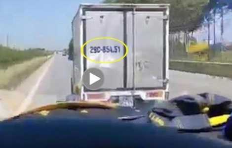 Tước giấy phép lái xe tài xế xe tải không nhường đường xe chở bệnh nhân COVID-19
