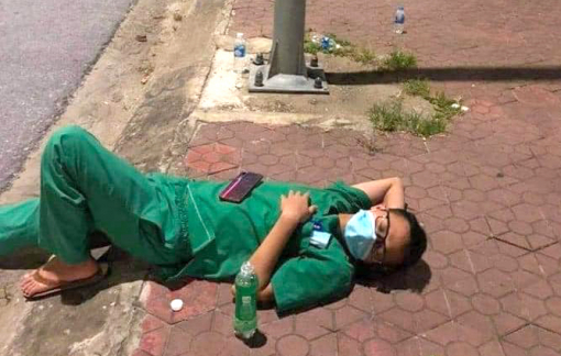 Bác sĩ chợp mắt trên vỉa hè lấy sức để “săn COVID-19” trong đêm