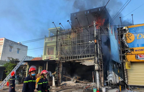 Cháy dữ dội trung tâm điện máy ở Phú Yên
