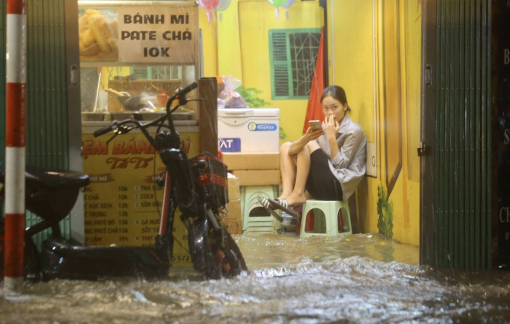 Mưa lớn bất ngờ khiến đường phố Hà Nội ngập sâu, nhiệt độ giảm mạnh