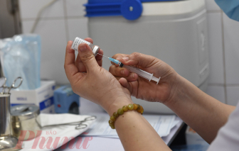 Việt Nam khẳng định không phân biệt trong tiêm chủng vắc xin COVID-19 với người nước ngoài