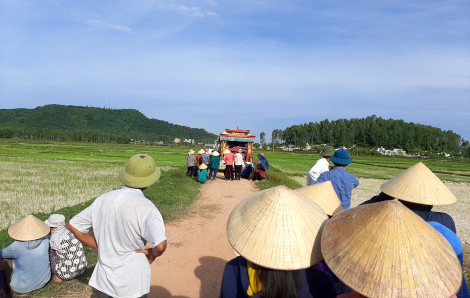 Thi thể 2 mẹ con ôm chặt nhau dưới ao gần nhà