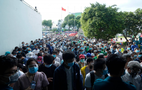 Hàng ngàn người dồn ứ chờ tiêm vắc xin ngừa COVID-19 tại Nhà thi đấu Phú Thọ