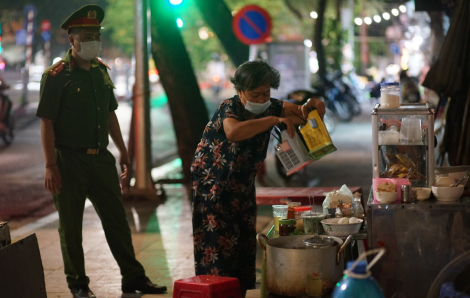 Vừa nới lỏng, hàng quán Hà Nội đã vi phạm quy định phòng chống dịch