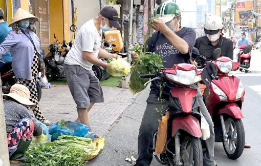 Chợ tự phát bị dẹp, chủ hàng vẫn lén bán