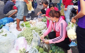 Hàng trăm người buôn bán tự phát ở "điểm nóng" dịch COVID-19 bị xử phạt