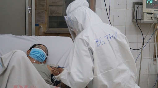 Bệnh nhân COVID-19: “Chúng ta hãy giúp y bác sĩ sớm được về nhà”