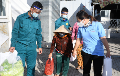 Quân khu 7 trao 350 phần quà cho những gia đình khó khăn ở quận Bình Tân