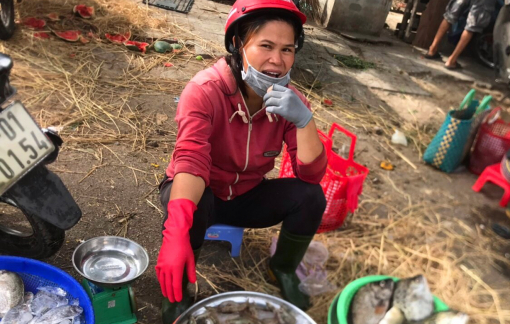 Chủ thuyền rồng ở Huế phải bán cá kiếm sống vì du lịch tê liệt