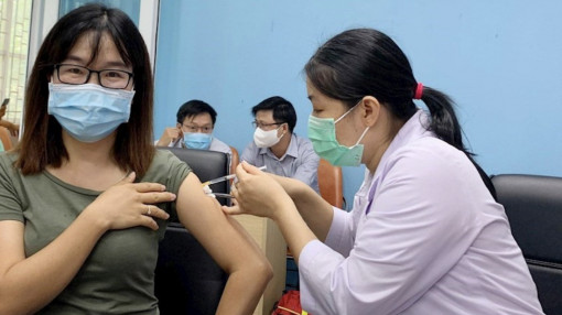 Khoe ảnh tiêm vắc xin ngừa COVID-19: Có gì phải nặng lời?