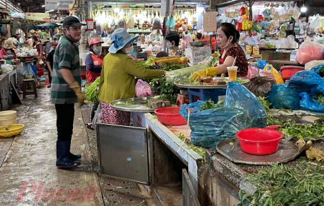 Chợ tạm đóng cửa, dân Thủ Đức chạy sang Bình Dương mua hàng